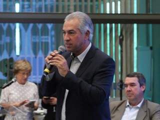 Governador Reinaldo Azambuja (PSDB) durante discurso na sede do Sebrae (Foto: Marcos Maluf)