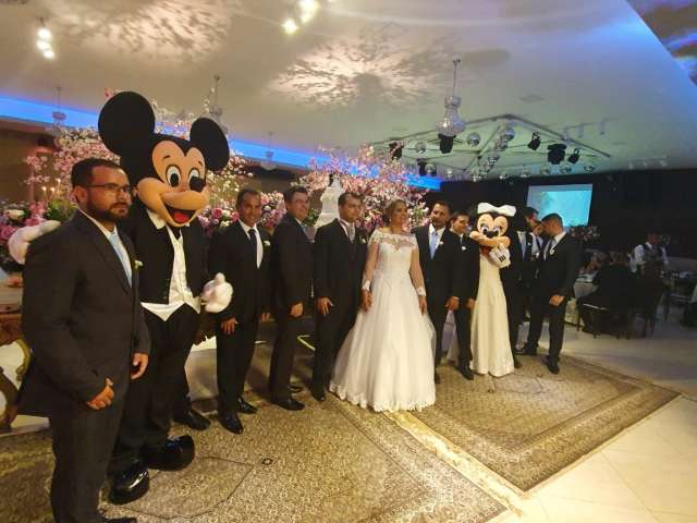 Apaixonado pela Disney, casal leva personagens para dentro do casamento