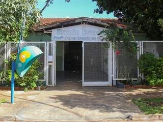 A Escola Estadual Carlos Henrique Schrader, que foi municipalizada, abriu as portas, mas sem professores, colocou alunos para fazer recreação (Foto: Marcos Maluf)
