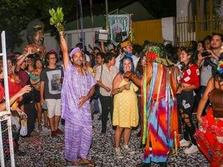 Bloco criado pelo Teatro Imaginário Marangalha abre o Carnaval de Campo Grande. (Foto: 