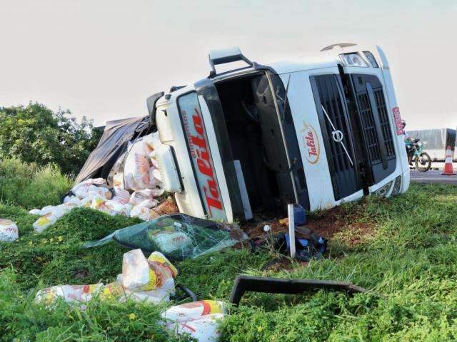 Carreta carregada com 36 toneladas de farinha de trigo tomba na BR-163