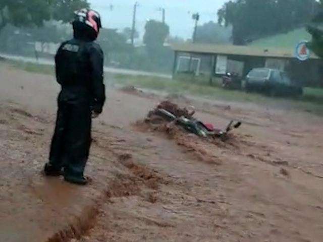 Enxurrada derruba motociclista e toma conta de rua no Nova Lima