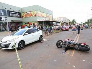 Motocicleta só parou após colidir em carro estacionado (Foto: Paulo Francis)