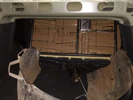 PRF prende dupla e encontra 110 tabletes de maconha em fundo falso de veículo 