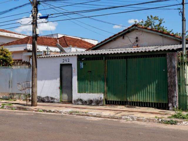 Na rua onde adolescente era mantido em c&aacute;rcere, sil&ecirc;ncio predomina