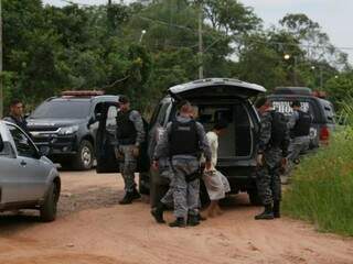 Suspeito foi preso após 4 horas de busca em matagal (Foto: Paulo Francis)