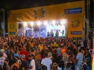Pelo menos 25 mil pessoas já aproveitavam festa na Fernando Corrêa antes do Cordão Valu acabar (Foto: Henrique Kawaminami)