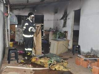 Incêndio destrói móveis e parte de uma residência após curto-circuito Incêndio destrói móveis e parte de uma residência após curto-circuito
