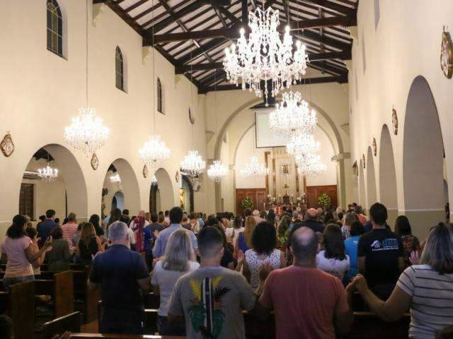 Parentes e amigos celebram em missa a vida de Mariana, morta no Peru
