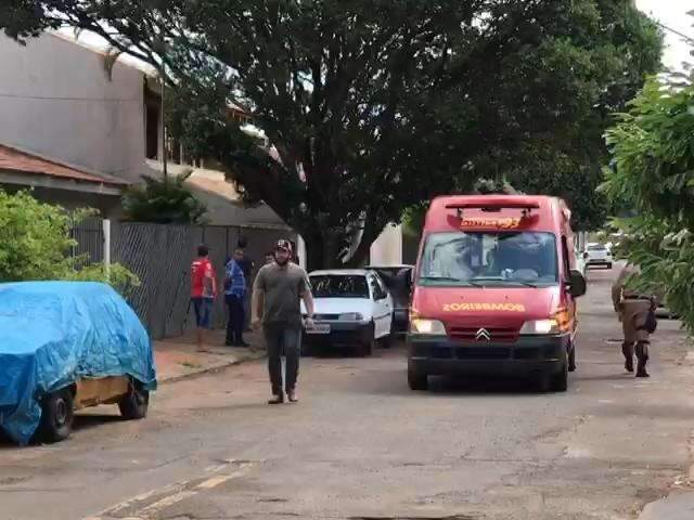 Homem faz mulher ref&eacute;m e pol&iacute;cia fecha rua no Giocondo Orsi
