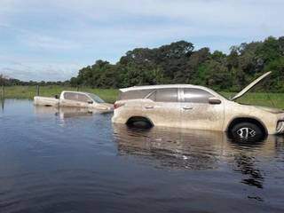 Veículos roubados foram deixados submersos numa lagoa (Foto: Divulgação)
