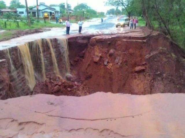 Onde chuva j&aacute; abriu cratera, novas pontes v&atilde;o custar R$ 2,4 milh&otilde;es
