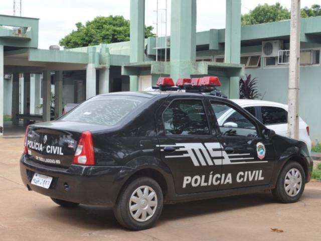 Mulher &eacute; amarrada em &aacute;rvore depois de tentar furtar rancho