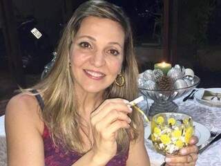 Na foto, Lilian segura a virtude que precisa melhorar durante o ano. Um dos rituais feito ao lado da filha. (Foto: Arquivo Pessoal)