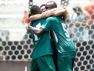 Jogadores da Cabofriense celebram gol contra o Vasco (Foto: Divulgação)