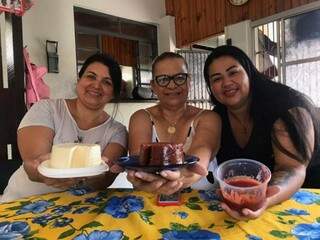 Eliana Regasso (ao meio) com as familiares Claudia e Eliana Marques. (Foto: Thailla Torres)