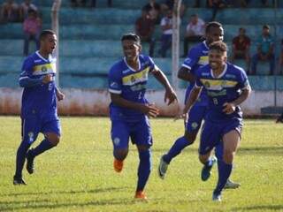 Jogadores do Costa Rica comemoram gol sobre o Pontaporanense (Foto: Franz Mendes)