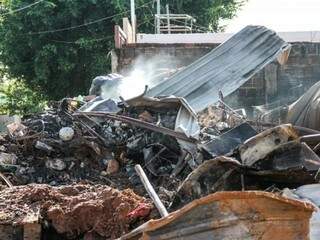 Quase 24h ap&oacute;s inc&ecirc;ndio, fuma&ccedil;a ainda &eacute; vista em dep&oacute;sito de recicl&aacute;veis