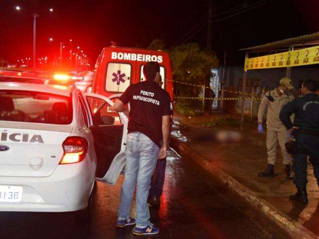 Homem de 36 anos &eacute; assassinado com tr&ecirc;s tiros em bar no interior de MS