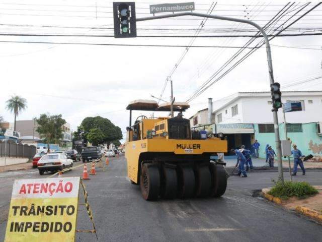 Rua Bahia passa por recapeamento para receber corredor de &ocirc;nibus