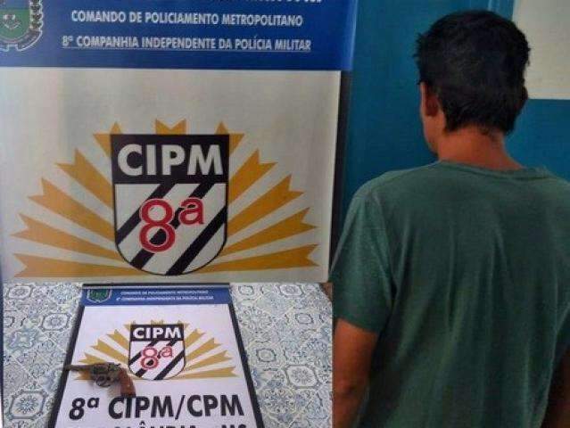 Jovem se entrega &agrave; pol&iacute;cia ap&oacute;s ter atirado no padrasto 