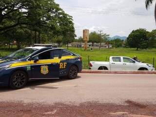 Ao fundo da imagem, camionete apreendida com o suspeito. (Foto: Divulgação/PRF) 