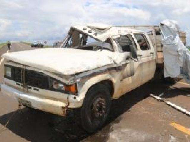 Com 5 ocupantes, camionete capota e 2 s&atilde;o socorridos em estado grave