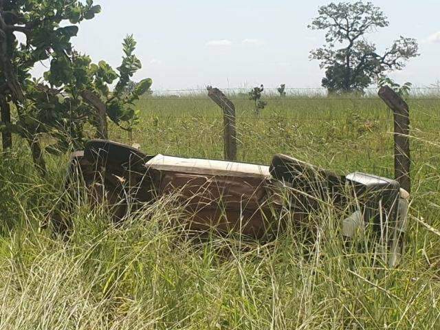 Ve&iacute;culo capota ap&oacute;s &quot;fechada&quot; na BR-262 e motorista fica ferida 
