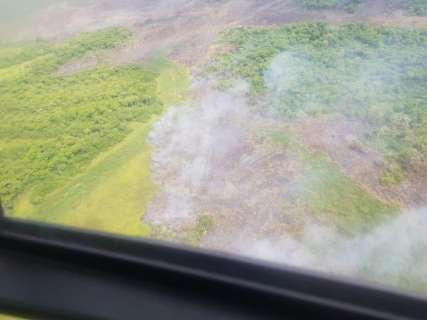 No 2º dia de combate a incêndio, bombeiros sobrevoam o Pantanal