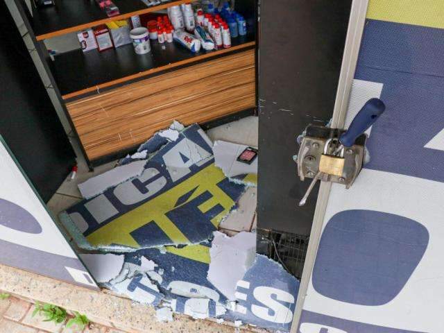 Bandidos arrombam farm&aacute;cia e fogem levando cofre com R$ 1 mil