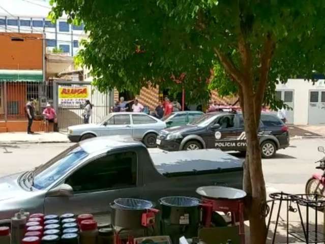 Para prender trio de ladr&otilde;es, pol&iacute;cia atira em frente a escola no Centro 