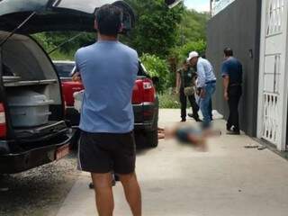 Dupla manda mulher se trancar em resid&ecirc;ncia e mata rapaz de 29 anos
