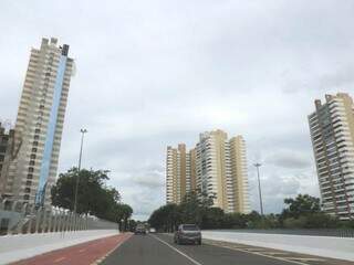 Céu nublado na região dos altos da Afonso Pena, em Campo Grande (Foto: Kísie Ainoã)