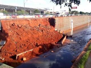 Trecho onde o muro de contenção desabou no Rio Anhanduí. (Foto: Geisy Garnes)