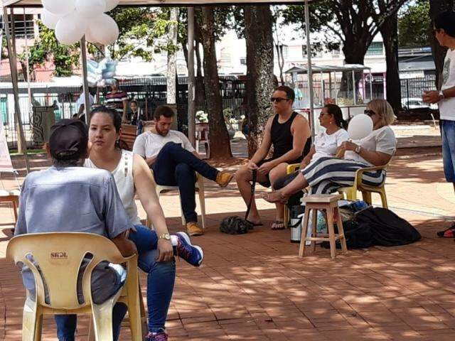 Psic&oacute;logos ocupam pra&ccedil;a para explicar sobre import&acirc;ncia da sa&uacute;de mental 