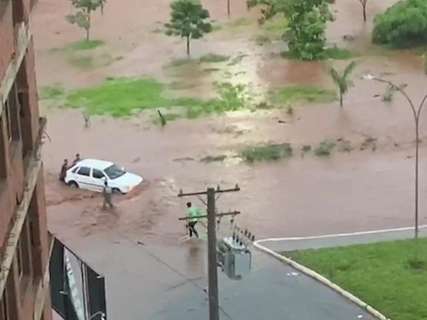 Chuva engole novamente rotatória da Rachid Neder e arrasta veículos