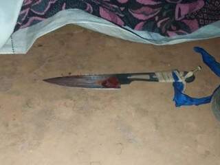 Idoso &eacute; encontrado morto com sinal de facada na varanda de casa abandonada 