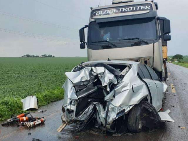 Motorista morre ao colidir de frente com caminh&atilde;o na MS-306 