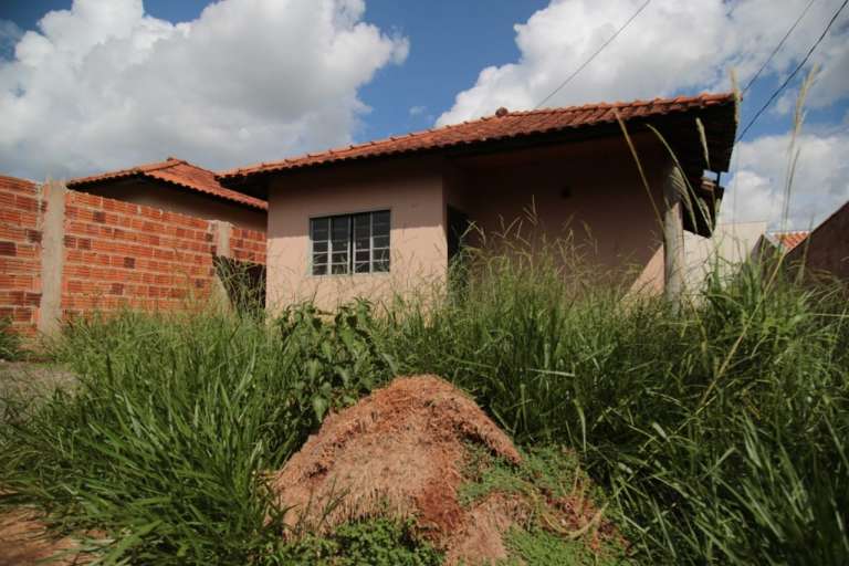 Sujeita e mato alto em uma das casas abandonadas 