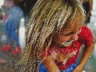 O sorriso entre a espuma do Carnaval no Clube Estoril no ano passado. (Foto: Arquivo/André Patroni)