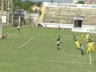 Jogadores em um dos lances da partida desta tarde, no estádio Arthur Marinho (Foto: Reprodução TV Morena)