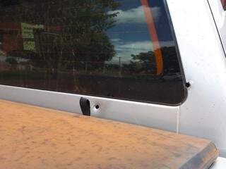 Marcas de bala na parte traseira da caminhonete usada por Dirceu Lanzarini e o genro (Foto: A Gazeta News)