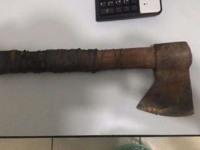 Jovem &eacute; preso ap&oacute;s golpear cabe&ccedil;a de homem com machado durante briga 