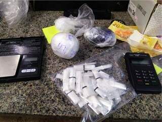 Pinos de cocaína e a máquina de cartão apreendidos (Foto: Adilson Domingos)