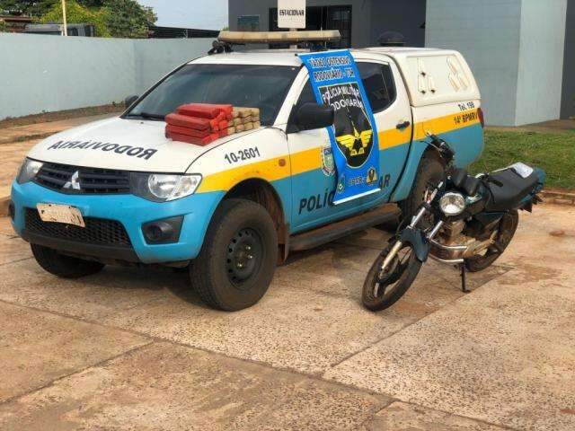 Motociclista tenta despistar policiais, mas &eacute; preso com 23 tabletes de maconha