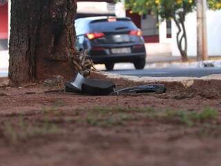 Marca na árvore e peças do carro no local do acidente. (Foto: Marcos Maluf)