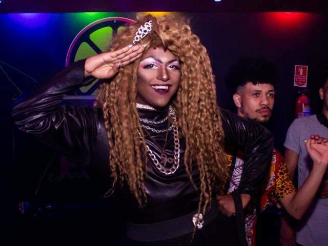 Com nome inspirado na B&iacute;blia, Miss Viol&ecirc;ncia &eacute; a drag que quer acordar a cidade