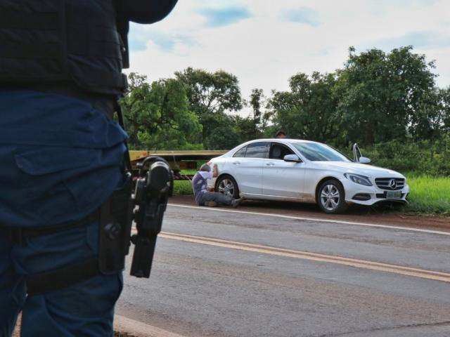 Ap&oacute;s den&uacute;ncia, dupla que fez fam&iacute;lia ref&eacute;m e fugiu com 2 Mercedes &eacute; presa