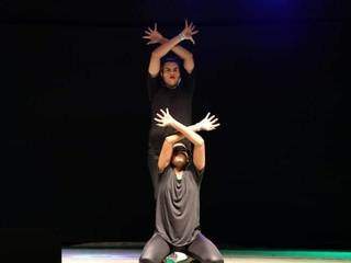 DUO Bambaataa. A dança é caracterizada por poses semelhantes a de modelos, ou seja, com movimentos angulares e lineares de braços, pernas e tronco. (Foto: Divulgação)