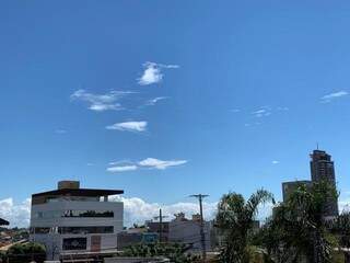 Céu com poucas nuvens nesta tarde em Campo Grande (Foto: Gabriel Neris)